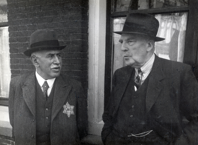 97547 Afbeelding van twee mannen in Utrecht waarvan er één een Davidster draagt.